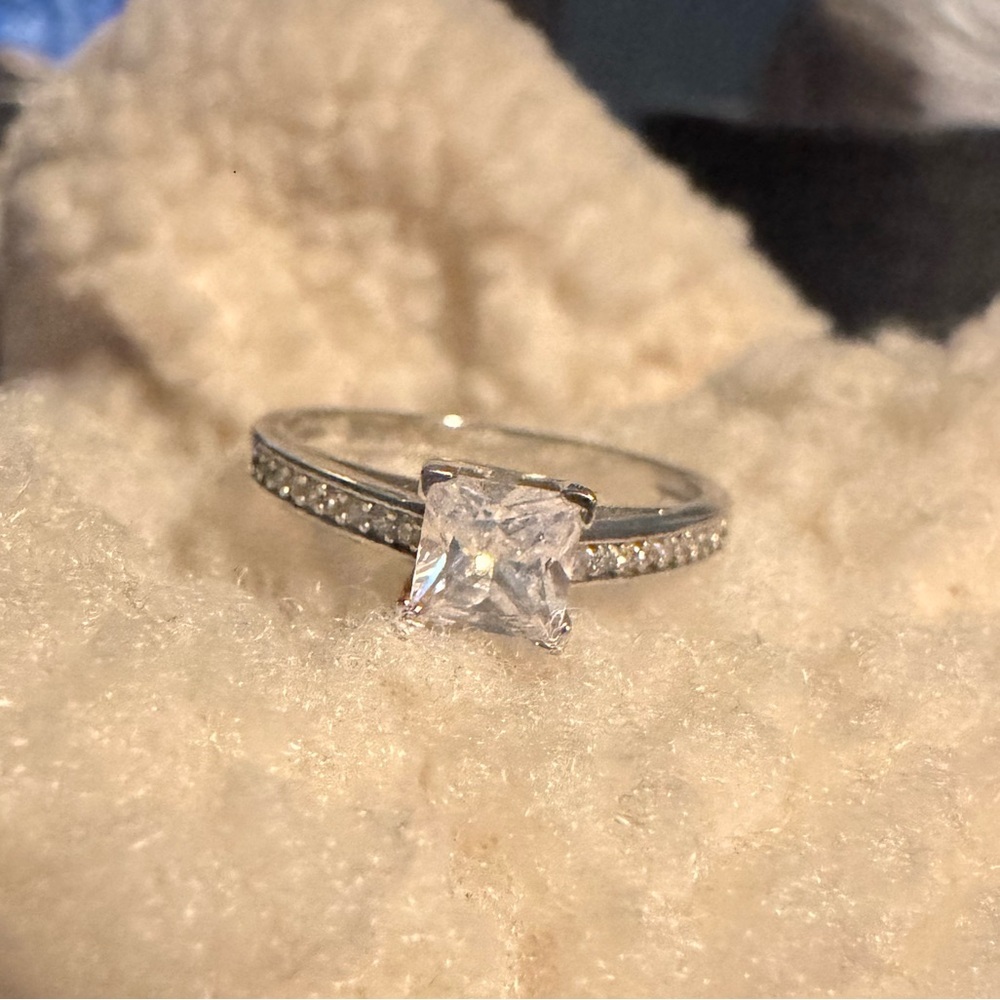 Elegant Silver Women's Ring Size 7